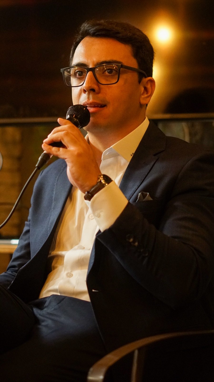 Adriano Machado conversando em evento de negócios